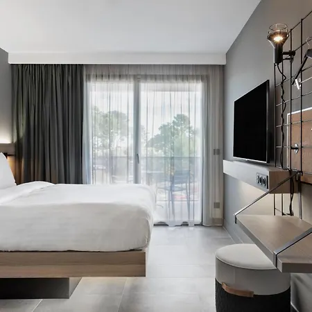 Hotel Moxy 3*