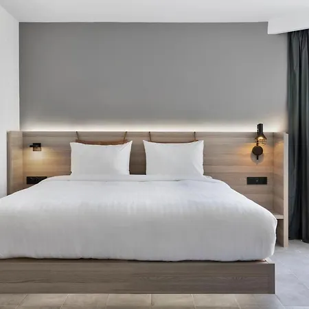 Moxy 3*