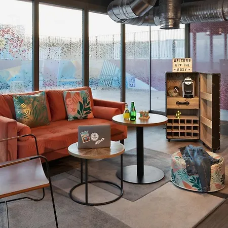 Moxy 3*