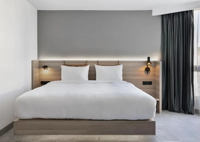 Moxy 3*